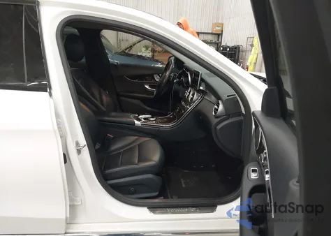 2016 Mercedes-Benz C 300 4Matic z USA, uszkodzony, nr VIN 55SWF4KB1GU134816